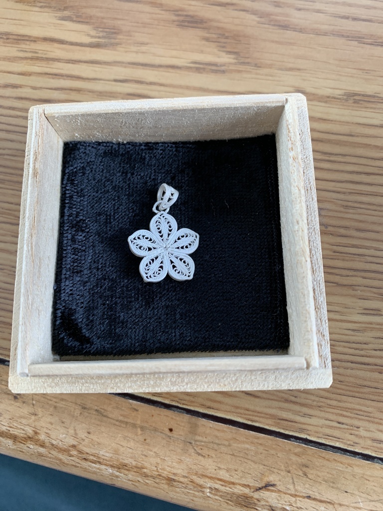 唐花紋様銀線細工ペンダントトップ