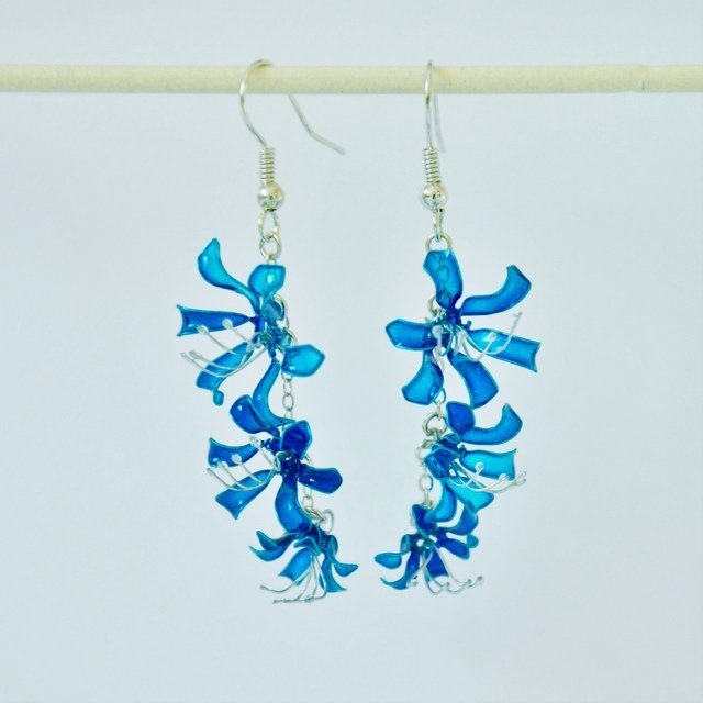 青い彼岸花のピアス