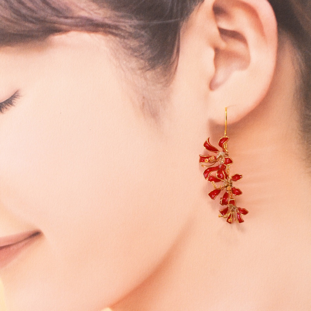 彼岸花のピアス・イヤリング