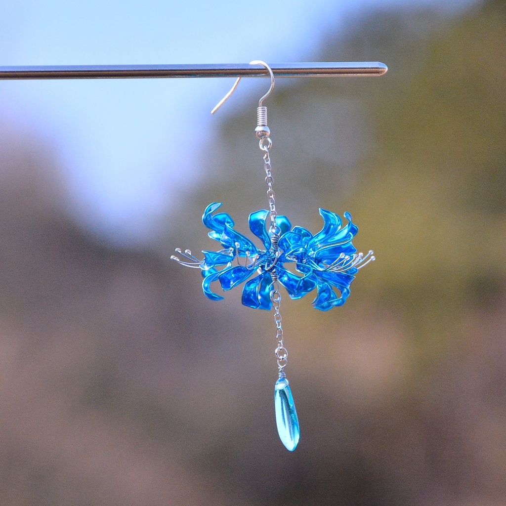 青い彼岸花のシャンデリアピアス、イヤリング【小さいサイズも増えました!】