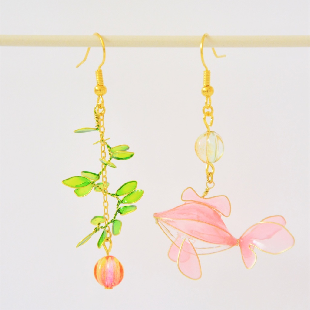 金魚ランタンと水草のピアス 桃 イヤリング
