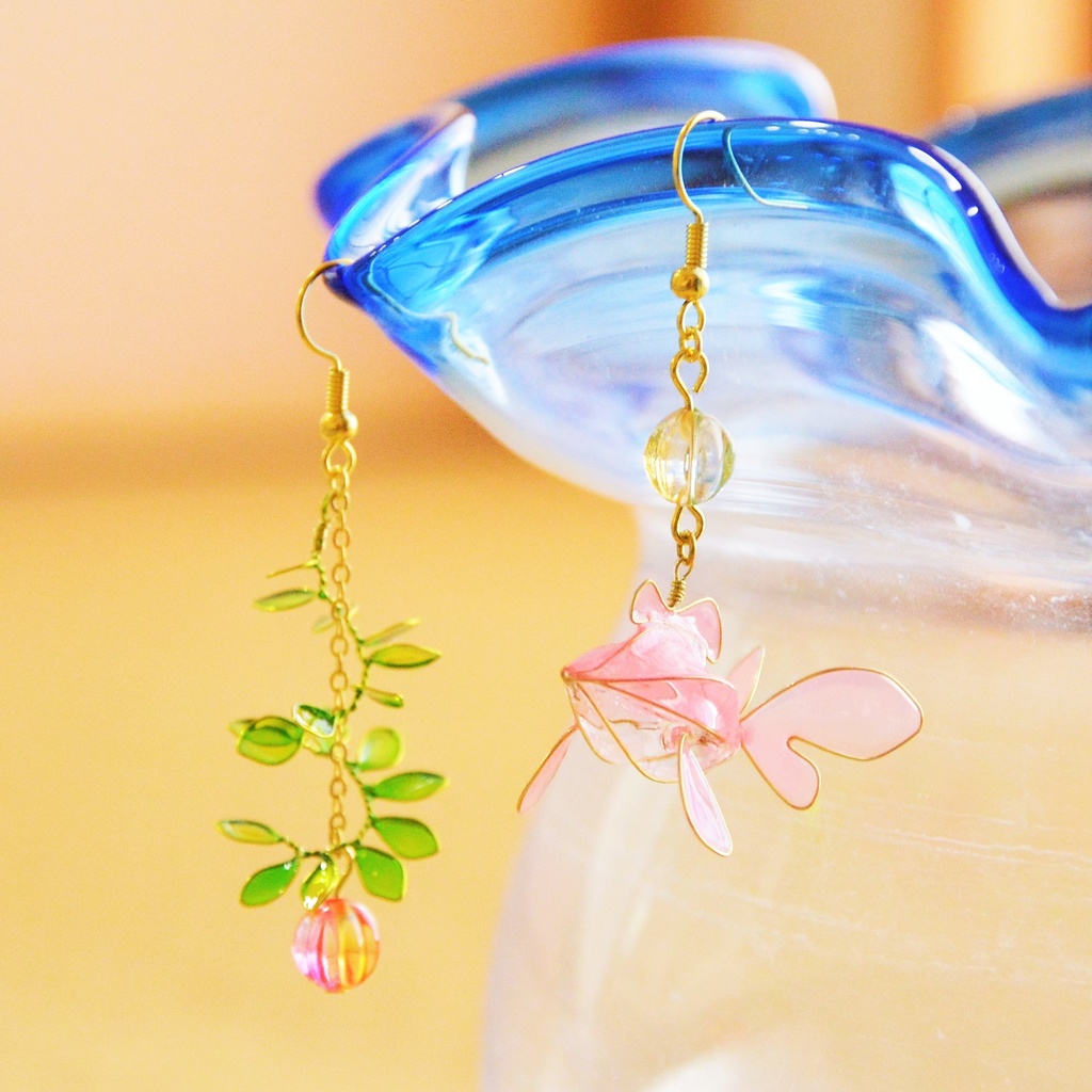 金魚ランタンと水草のピアス 桃 イヤリング