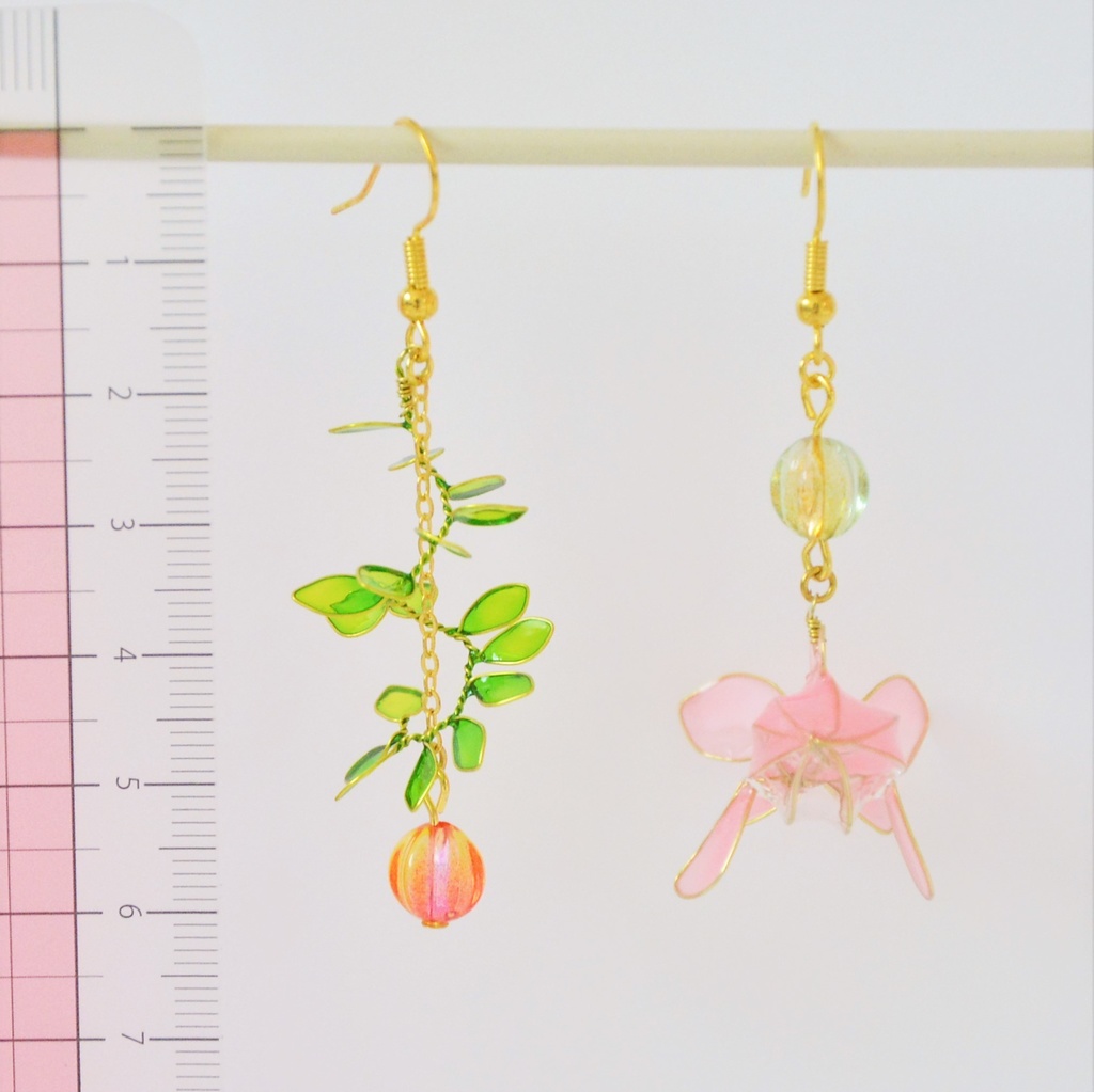 金魚ランタンと水草のピアス 桃 イヤリング