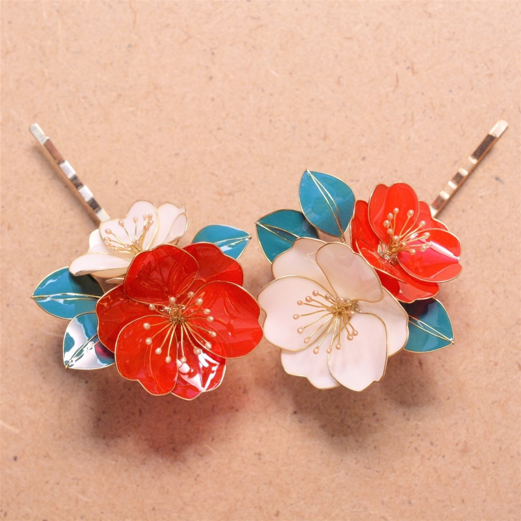 紅白の椿のヘアピン 和装、着物の髪飾りに