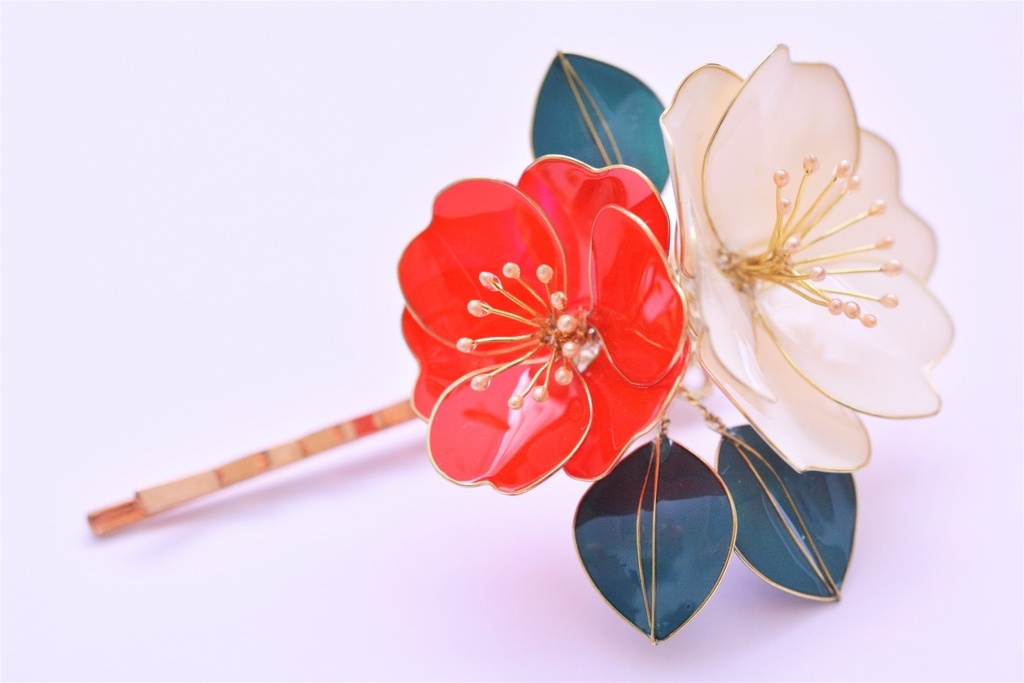 紅白の椿のヘアピン 和装、着物の髪飾りに