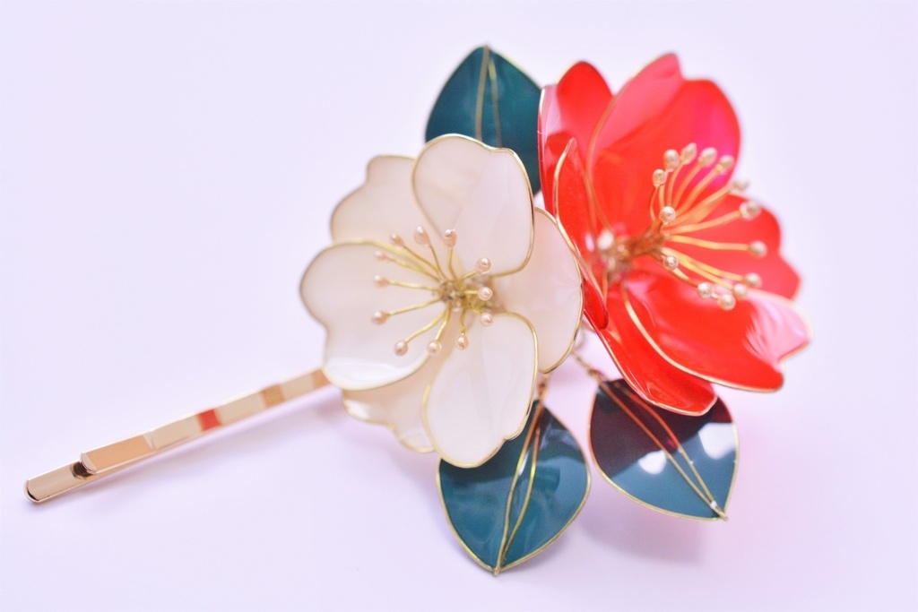 紅白の椿のヘアピン 和装、着物の髪飾りに