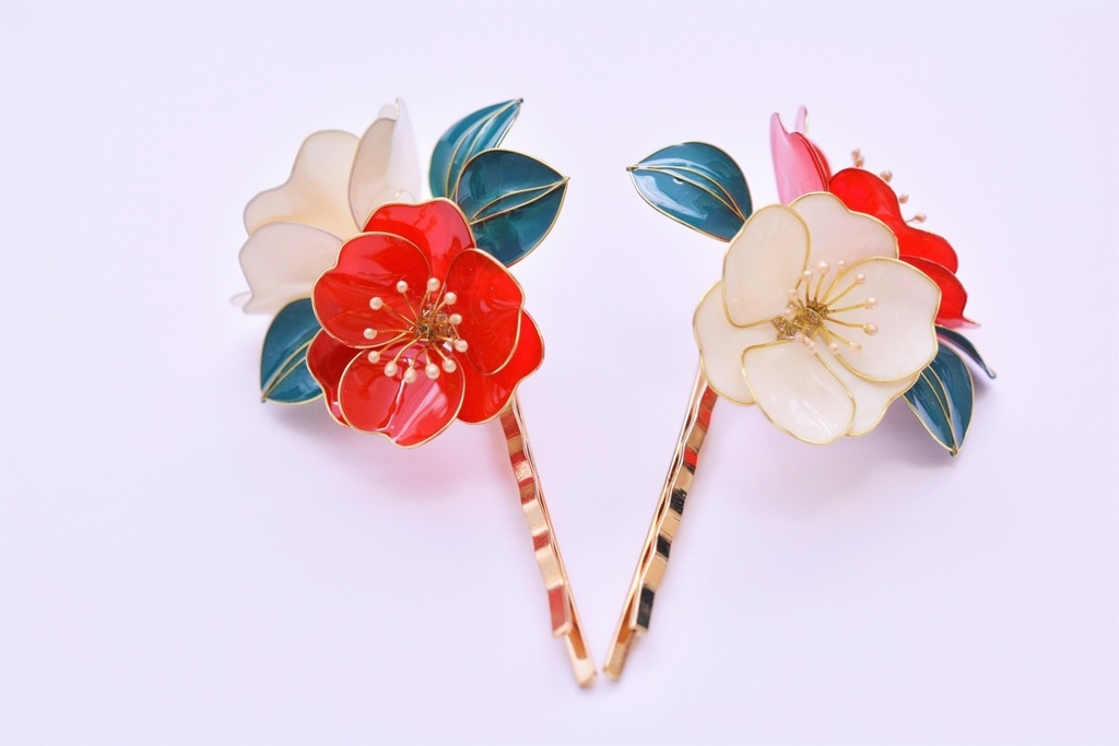 紅白の椿のヘアピン 和装、着物の髪飾りに