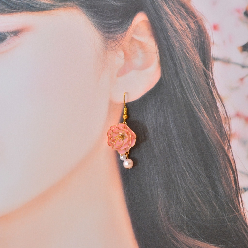 【イヤリングに変更可】春に咲く八重桜のピアス