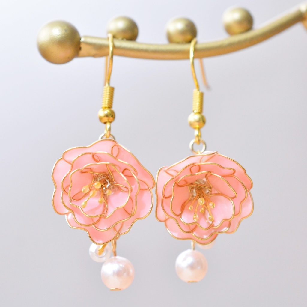 【イヤリングに変更可】春に咲く八重桜のピアス