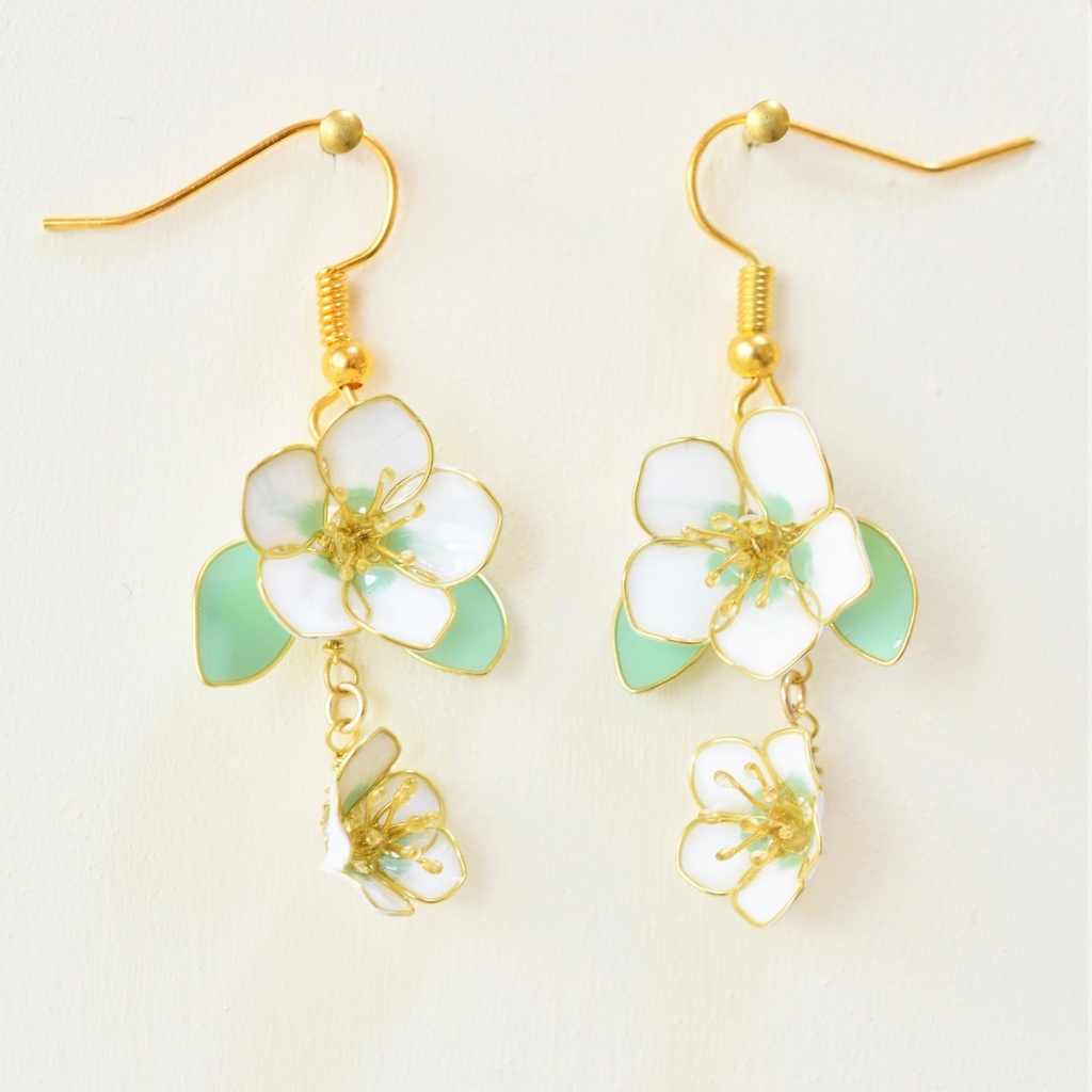 冬に咲くクリスマスローズのピアス・イヤリング