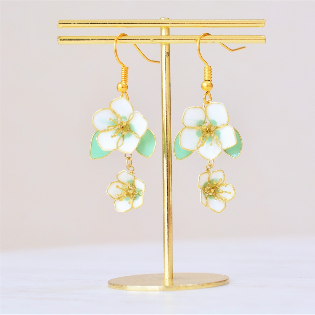 冬に咲くクリスマスローズのピアス・イヤリング