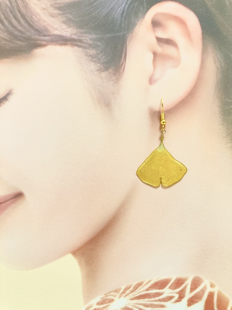 ひらひら舞う銀杏のピアス・イヤリング