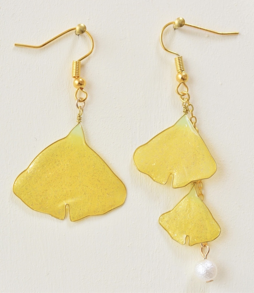 ひらひら舞う銀杏のピアス・イヤリング