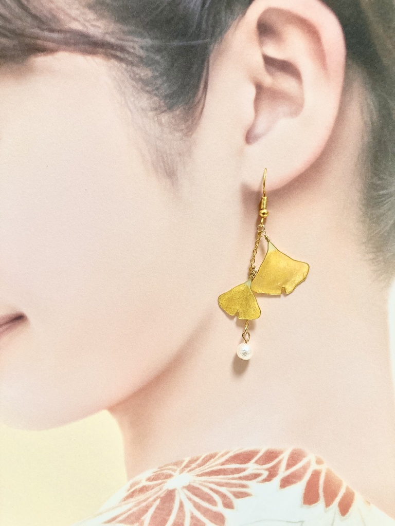 ひらひら舞う銀杏のピアス・イヤリング