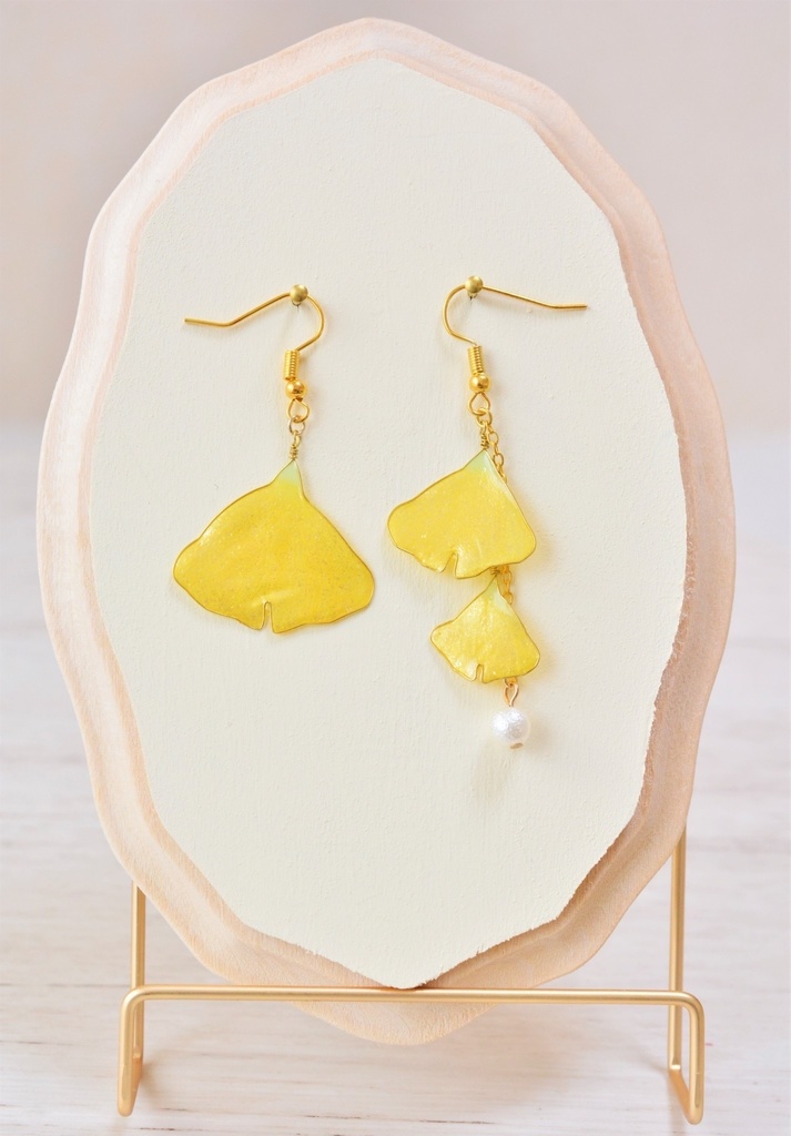 ひらひら舞う銀杏のピアス・イヤリング