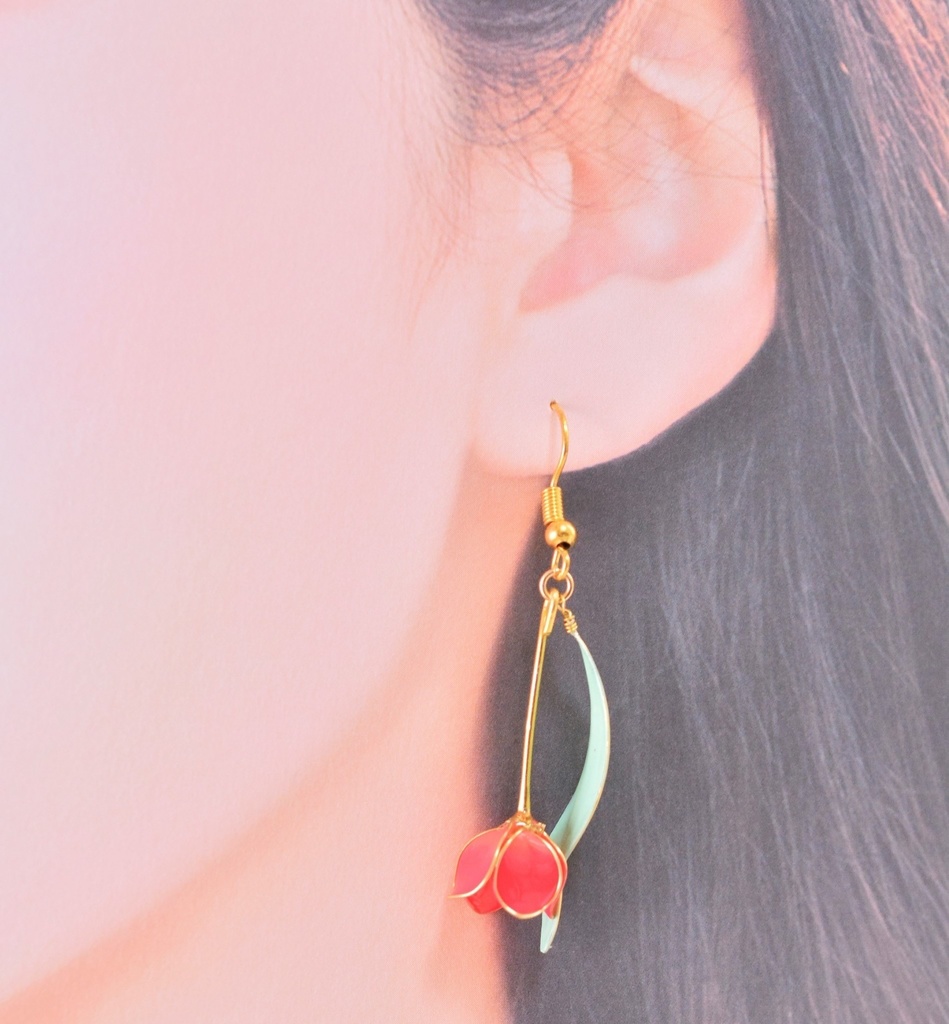 赤いチューリップのピアス・イヤリング