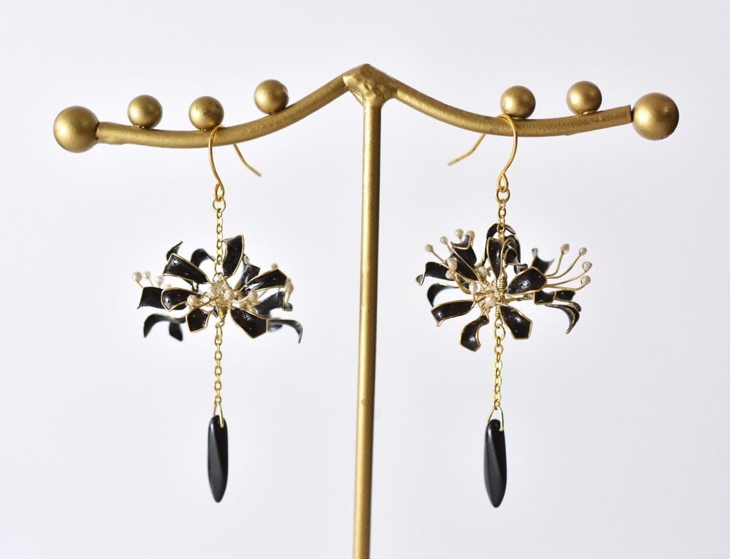 雫滴る彼岸花のピアス・イヤリング 黒