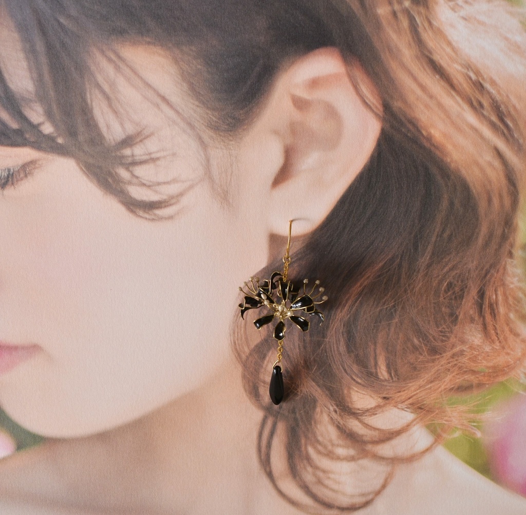 雫滴る彼岸花のピアス・イヤリング 黒