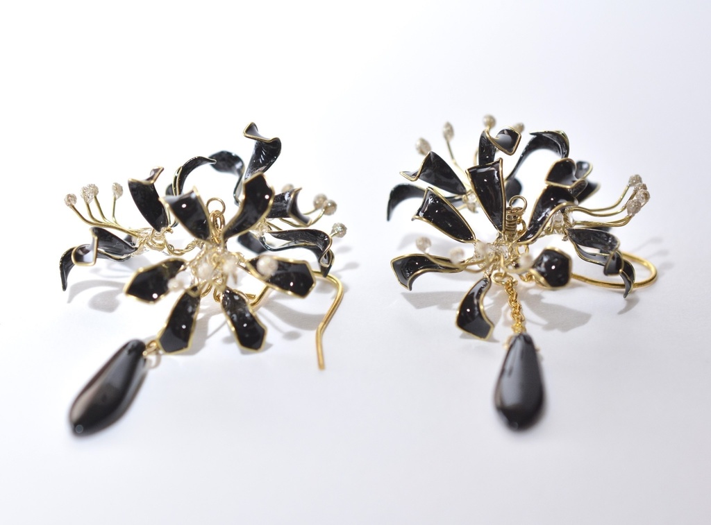 雫滴る彼岸花のピアス・イヤリング 黒