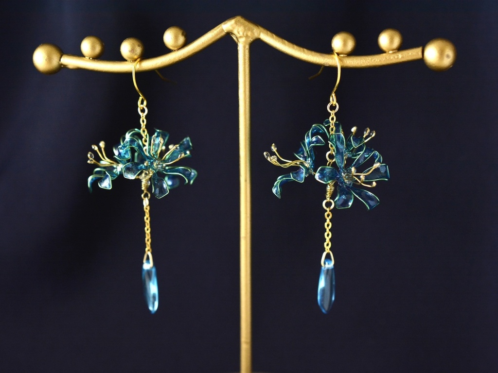 雫滴る彼岸花のピアス・イヤリング 青ゴールド