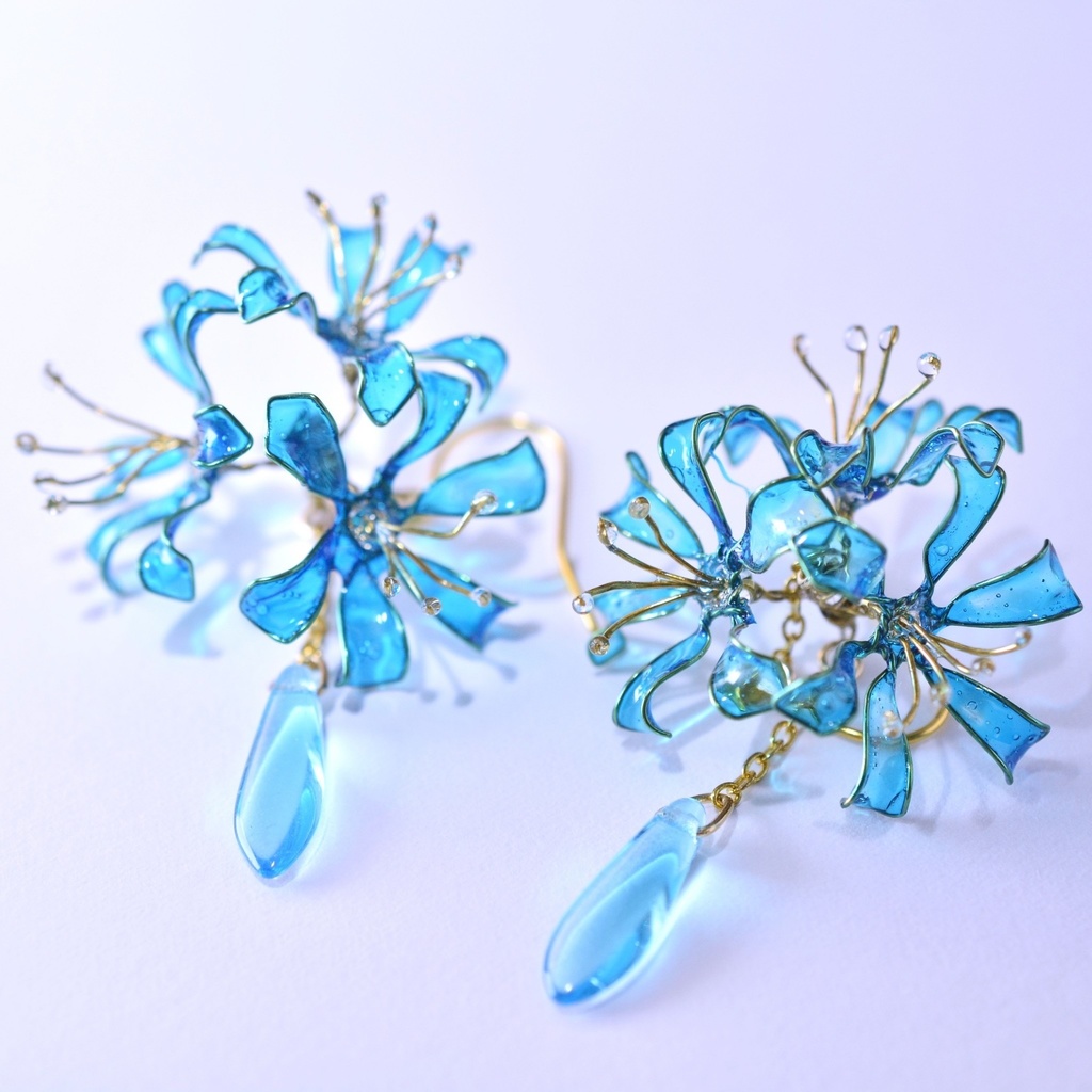 雫滴る彼岸花のピアス・イヤリング 青ゴールド