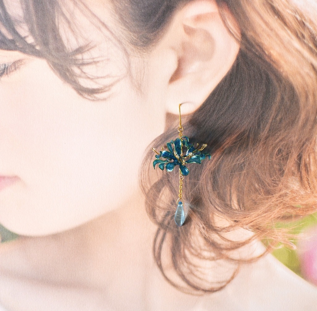 雫滴る彼岸花のピアス・イヤリング 青ゴールド