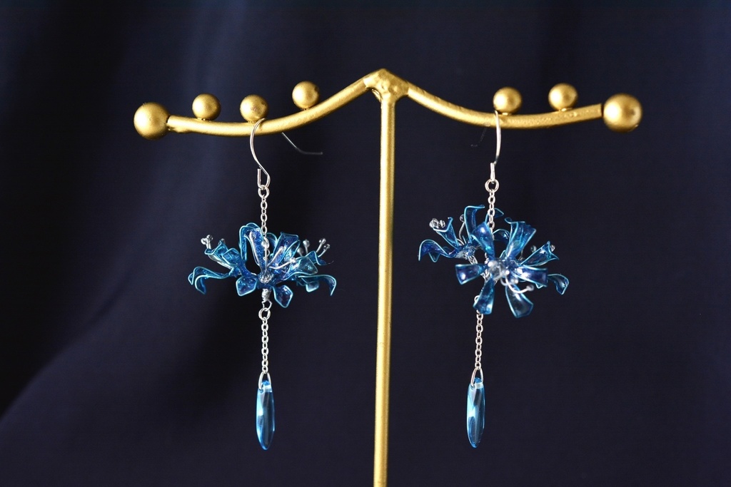 雫滴る彼岸花のピアス・イヤリング 青