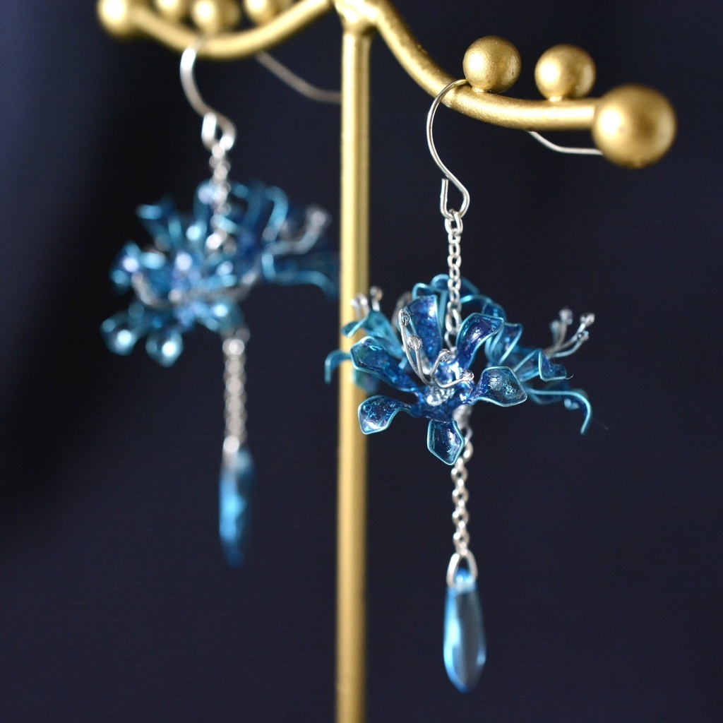雫滴る彼岸花のピアス・イヤリング 青