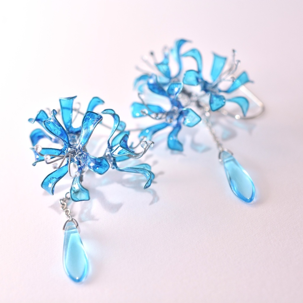 雫滴る彼岸花のピアス・イヤリング 青