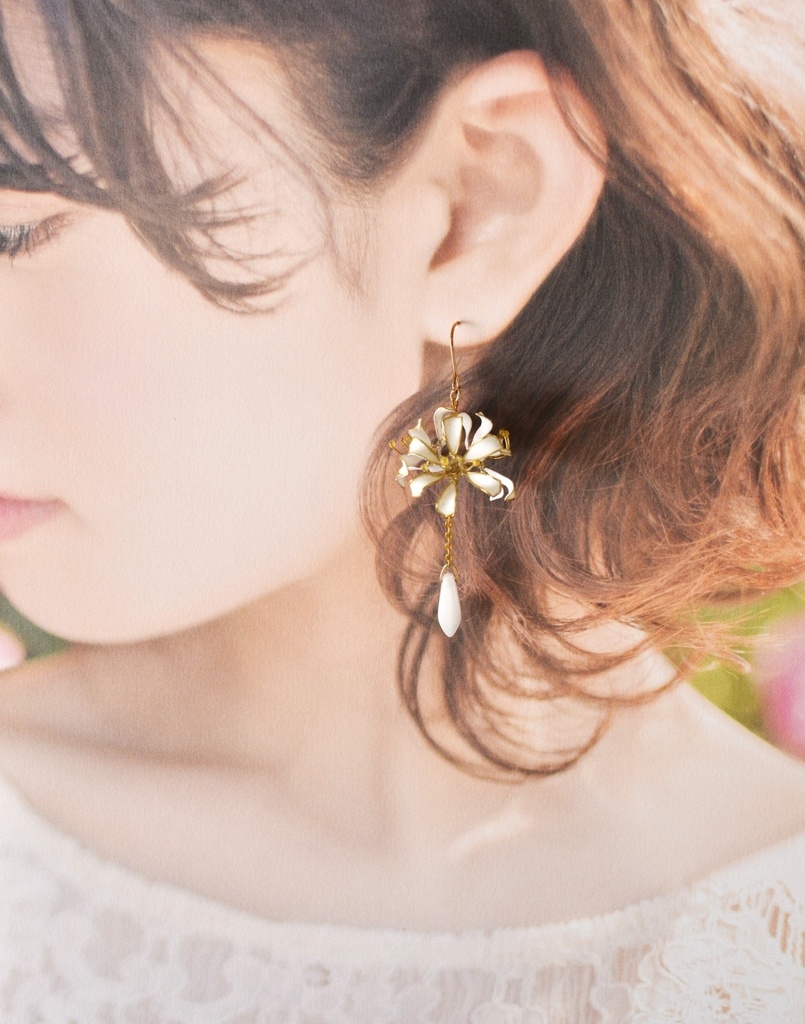 雫滴る彼岸花のピアス・イヤリング 白