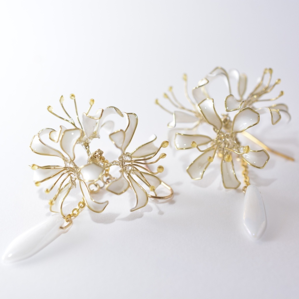 雫滴る彼岸花のピアス・イヤリング 白