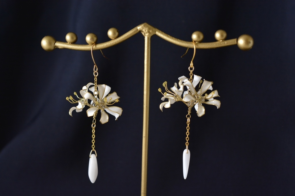 雫滴る彼岸花のピアス・イヤリング 白