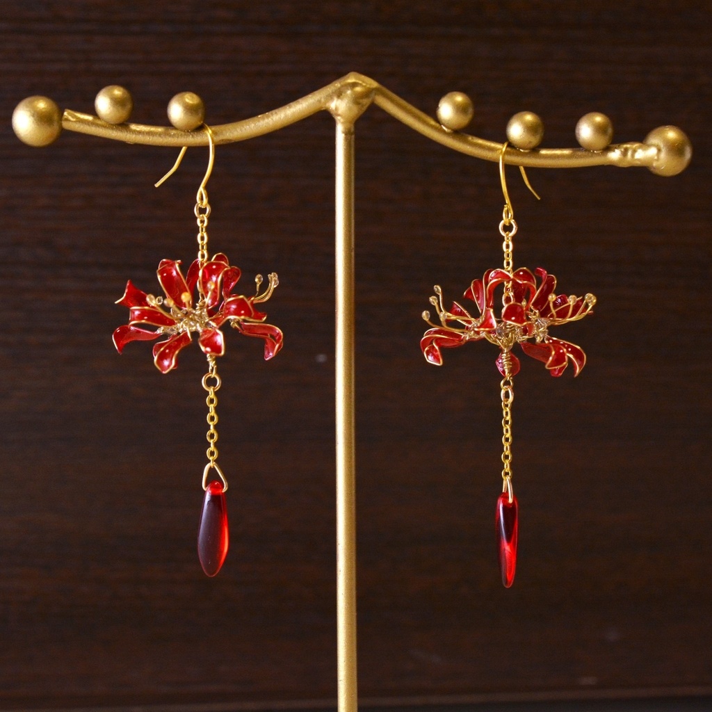 雫滴る彼岸花のピアス・イヤリング 紅