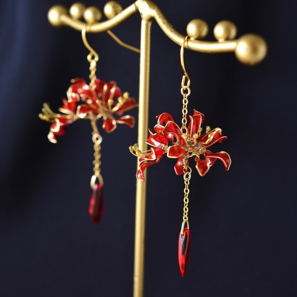 雫滴る彼岸花のピアス・イヤリング 紅
