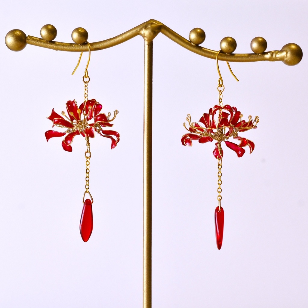 雫滴る彼岸花のピアス・イヤリング 紅