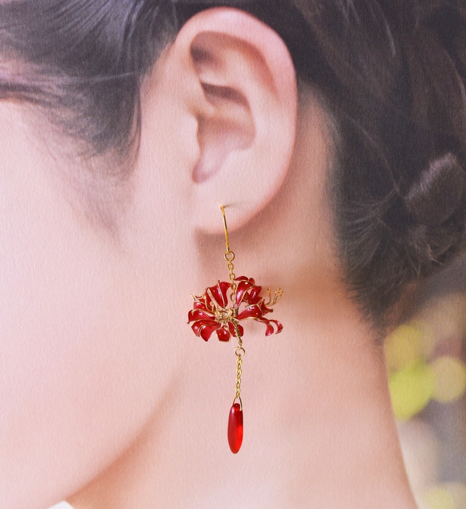 雫滴る彼岸花のピアス・イヤリング 紅