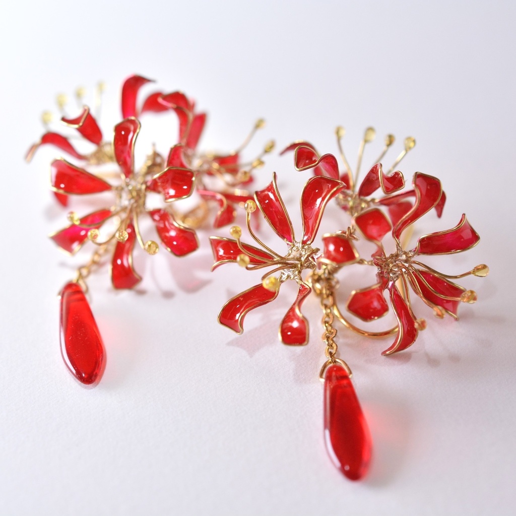雫滴る彼岸花のピアス・イヤリング 紅