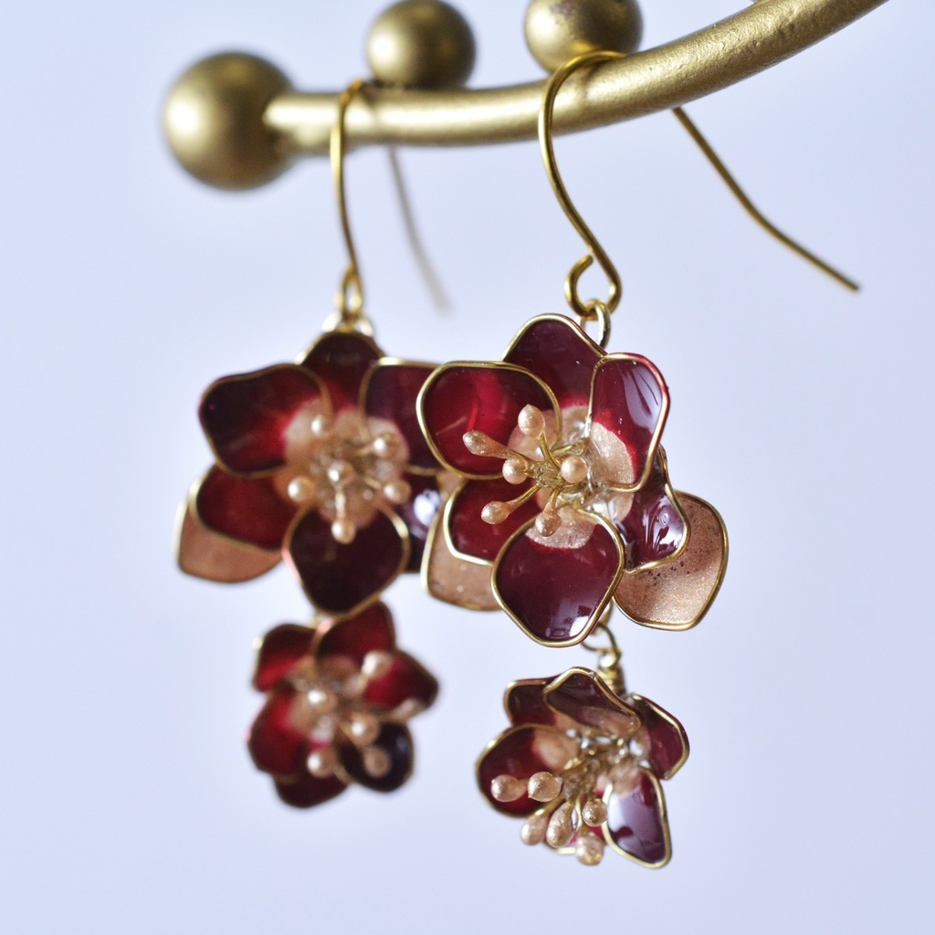 ワインレッドのクリスマスローズのピアス&イヤリング