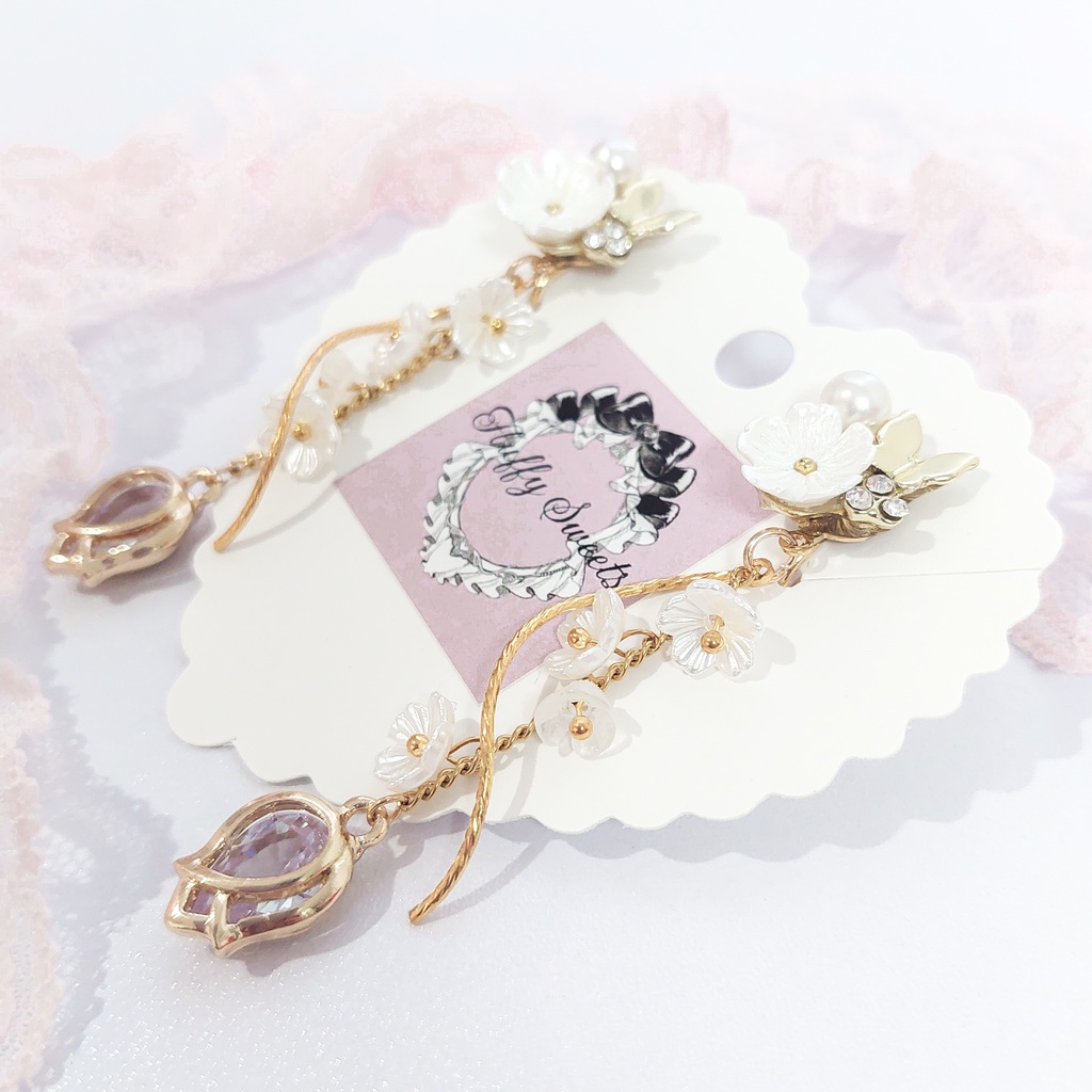 風と花と蝶の舞う白き幻想イヤリング