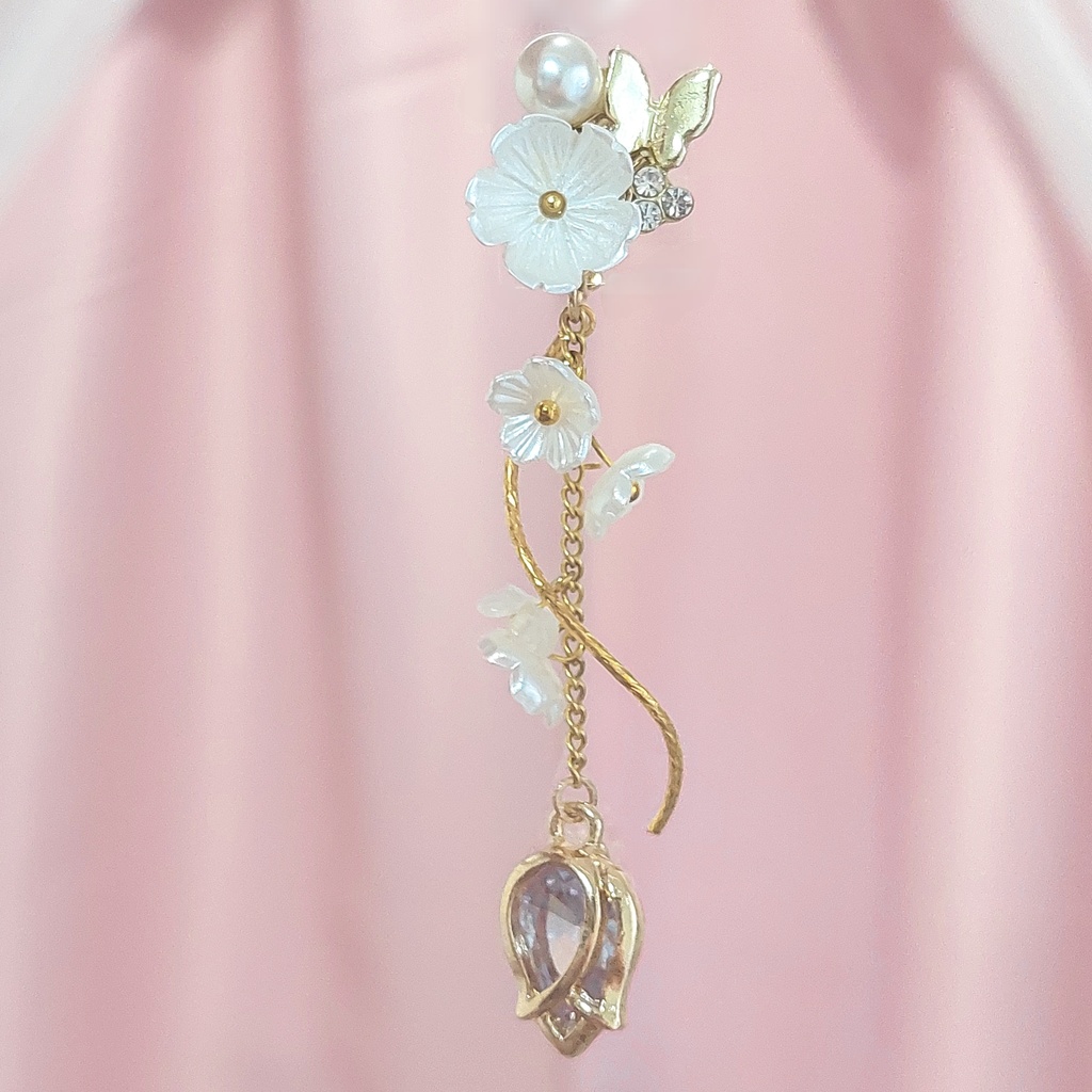 風と花と蝶の舞う白き幻想イヤリング