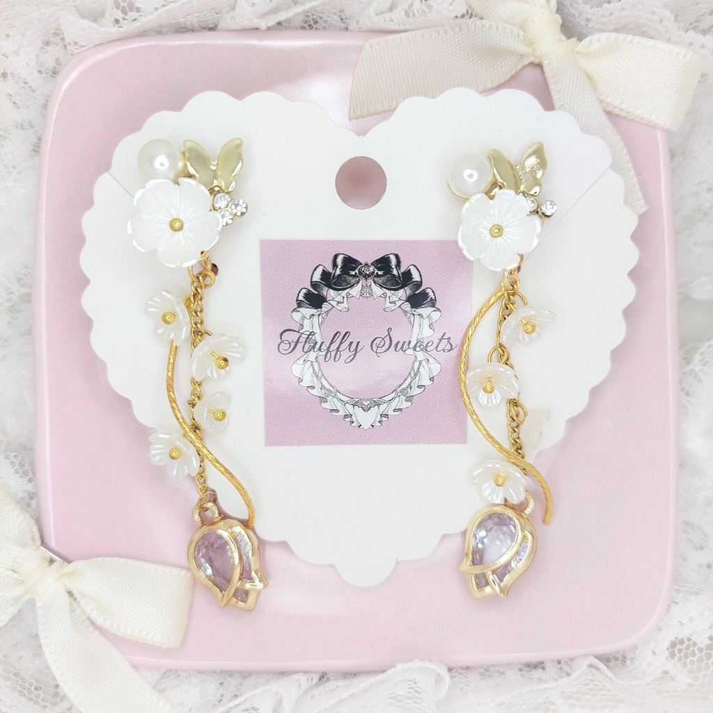 風と花と蝶の舞う白き幻想イヤリング