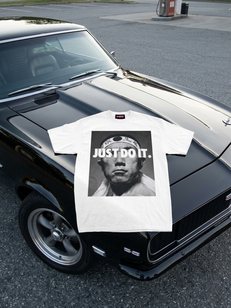 三島由紀夫 "JUST DO IT" ホワイト Tシャツ / Yukio Mishima Street Graphic Art White T-shirts【 by YIKES 】
