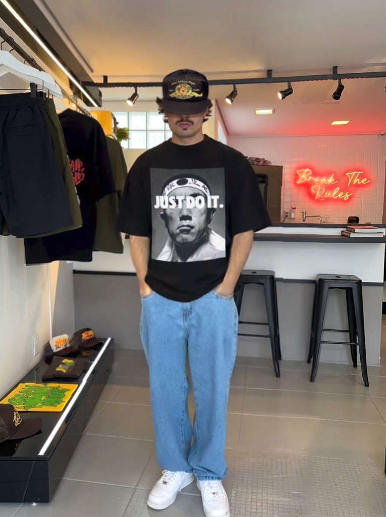 三島由紀夫 "JUST DO IT" ブラック Tシャツ / Yukio Mishima Street Graphic Art Black T-shirts【 by YIKES 】