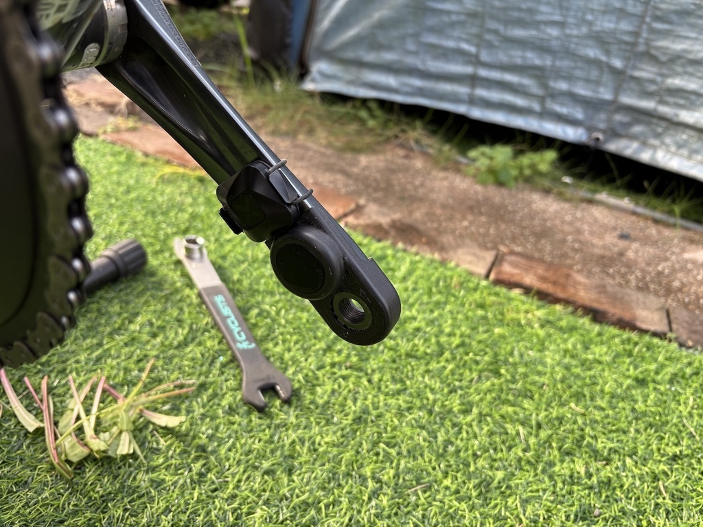 ロードバイク用クランクプロテクター型AirTagケース(ハードタイプ)