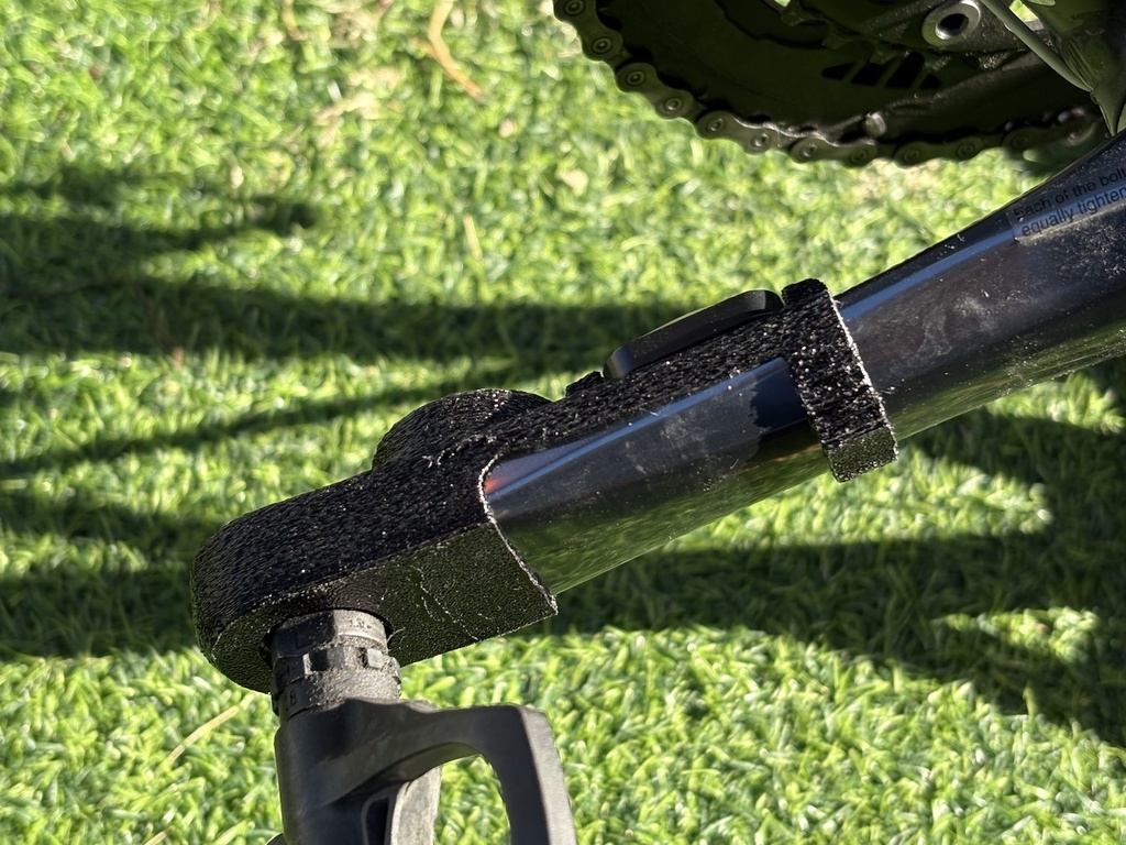 シマノ対応クランクプロテクター一体型AirTagケース(ケイデンスセンサーマウント付き)