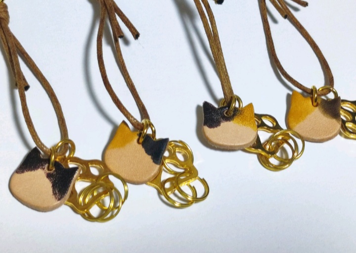 革の猫ちゃんと肉球チャームキーホルダー