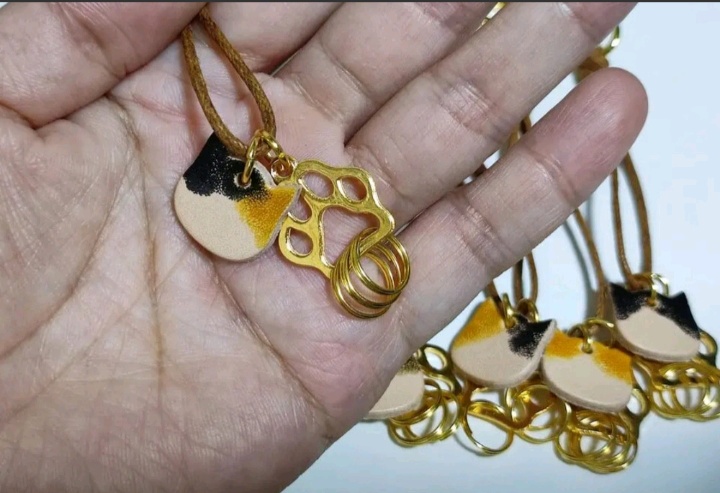 革の猫ちゃんと肉球チャームキーホルダー