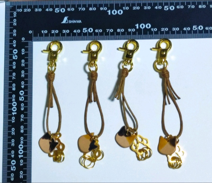 革の猫ちゃんと肉球チャームキーホルダー