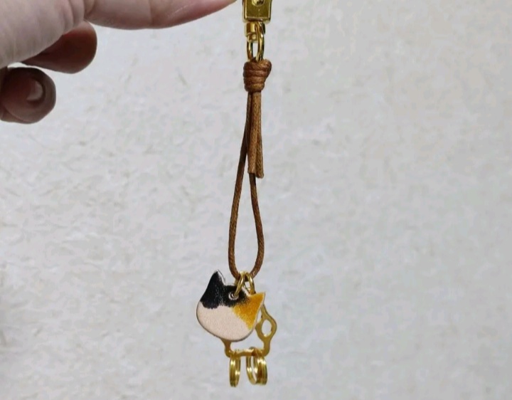 革の猫ちゃんと肉球チャームキーホルダー
