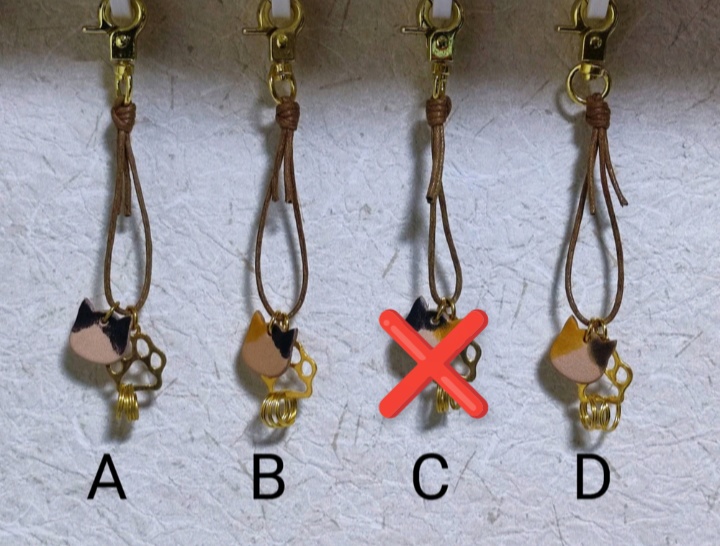 革の猫ちゃんと肉球チャームキーホルダー